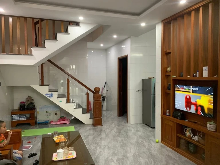 Bán nhà 2,5 tầng siêu đẹp khối Lê Lợi.