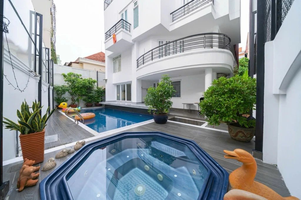 Bán gấp căn biệt thự sân vườn hồ bơi số 3A đường số 42, Thảo Điền Q2. Diện tích:  CN 318m2
