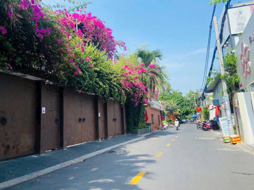 Bán biệt thự siêu đẹp mặt tiền đường Ngô Quang Huy, Thảo Điền, Quận 2, Tp. Thủ Đức.