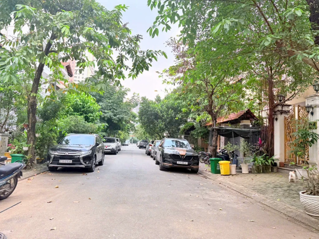 ☘Bán lô đất trống vuông vức cực đẹp ngay Quốc Hương, Thảo điền, Q2