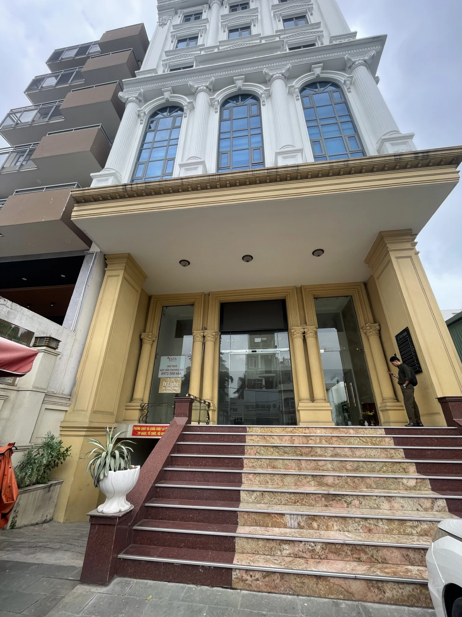 Tôi Cho thuê mặt tiền kinh doanh tòa nhà 27c quốc hương, thảo điền