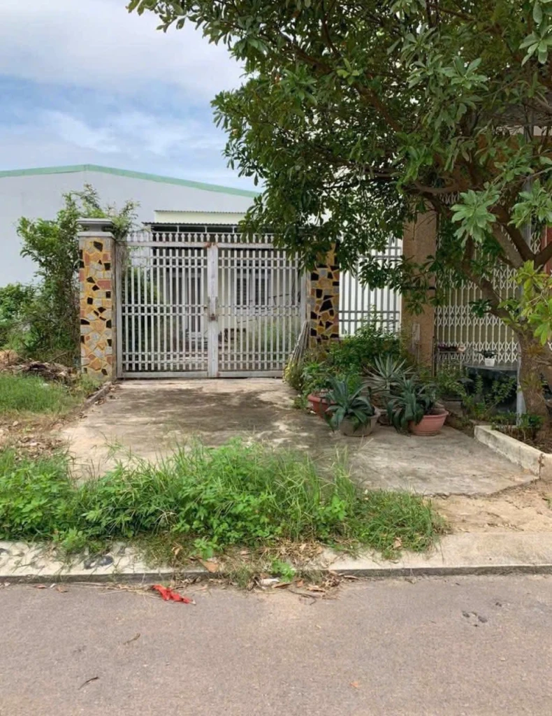 Bán Đất - tặng nhà cấp 4.