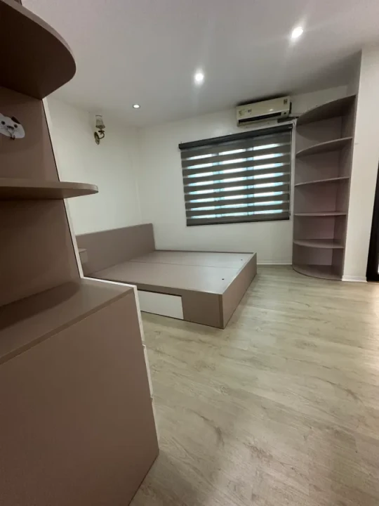 NHÀ ĐẸP Ô TÔ ĐỖ CỬA Phố Nguyễn Văn Linh 32m2 X 4 tầng 7.2 tỷ Long Biên-hà Nội.