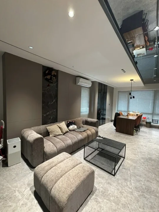 BÁN NHÀ MỚI- FULL NỘI THẤT 7 CHỖ ĐỖ CỬA, VÀO NHÀ Phố Trạm 50m2 6Tầng mặt tiền 5m 12.8 Tỷ Long Biên.