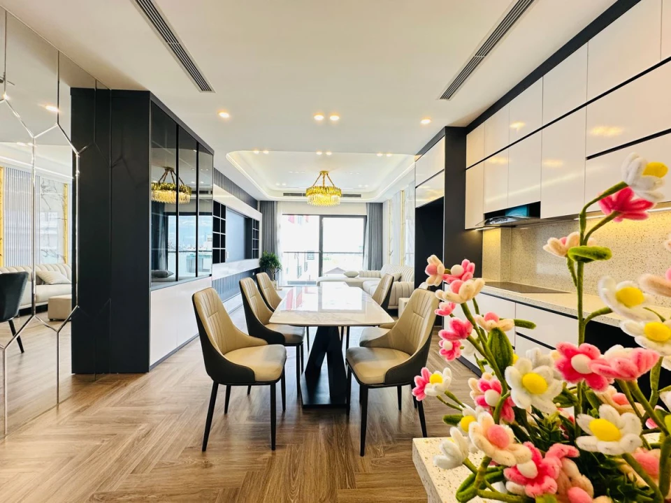 BÁN NHÀ RIÊNG Phố Nguyễn Văn Linh 63m2 X 6 Tầng X 12.2 tỷ Long Biên Hà Nội.