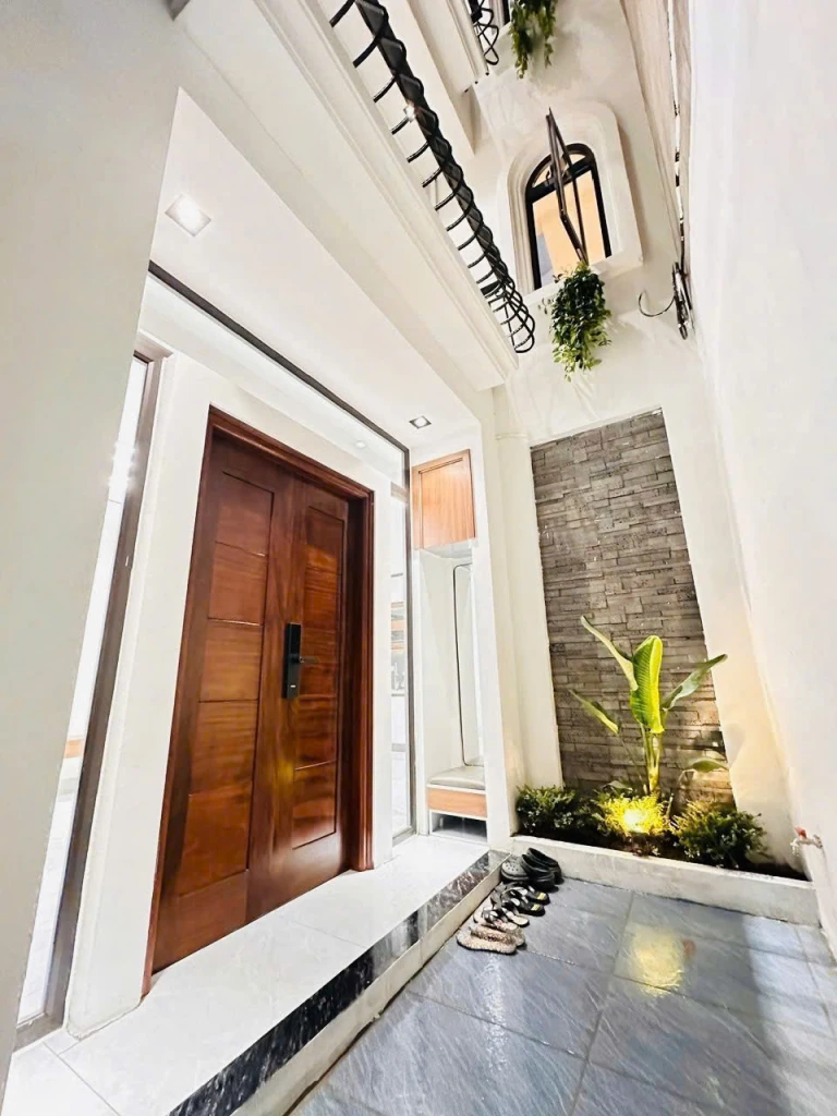 NHÀ MỚI Ô TÔ ĐỖ CỬA FULL NỘI THẤT Lý Sơn-Long Biên 50m2,5 Tầng 8.3 tỷ.