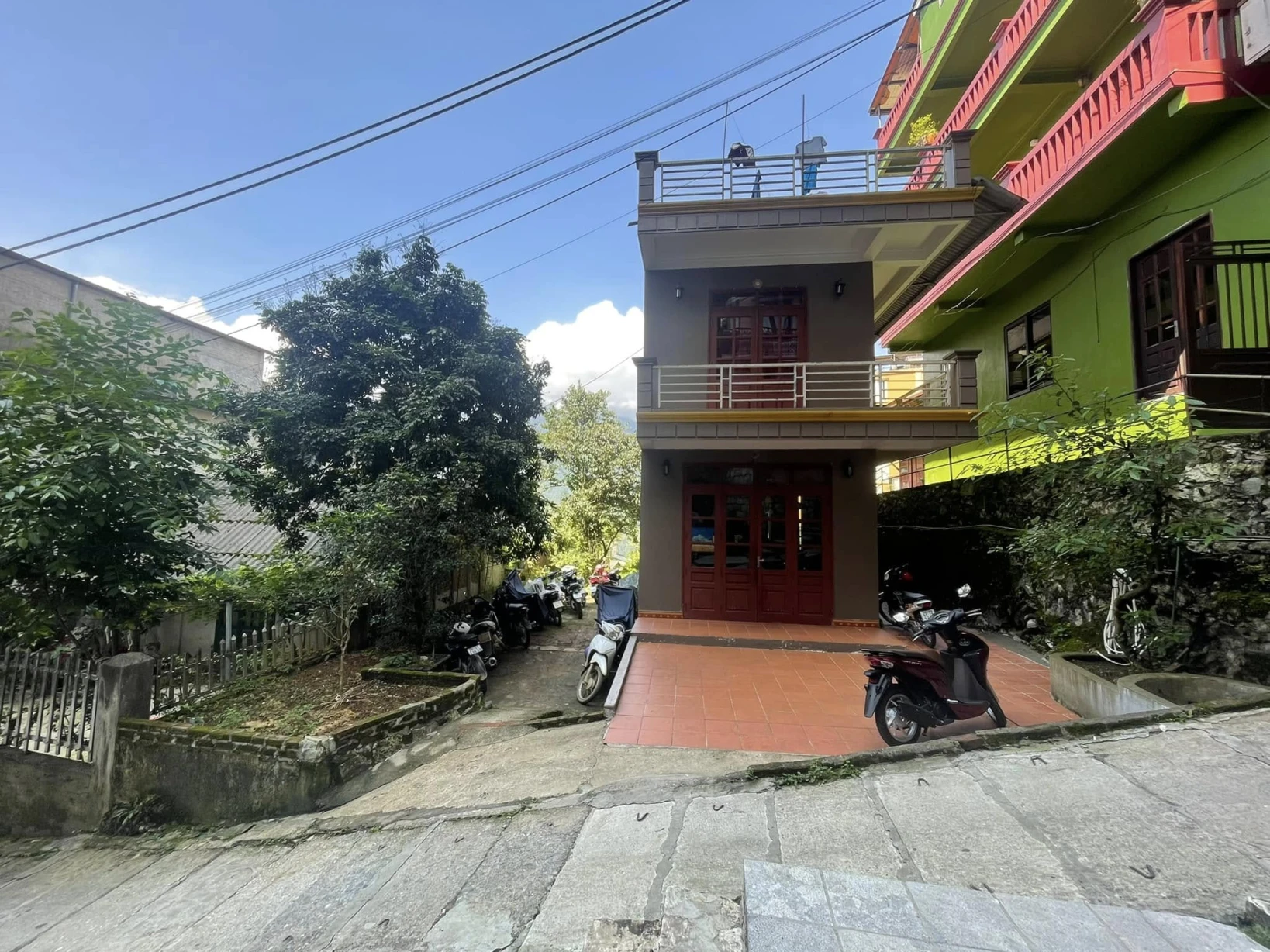 Nhà 2 tầng và đất liền kề