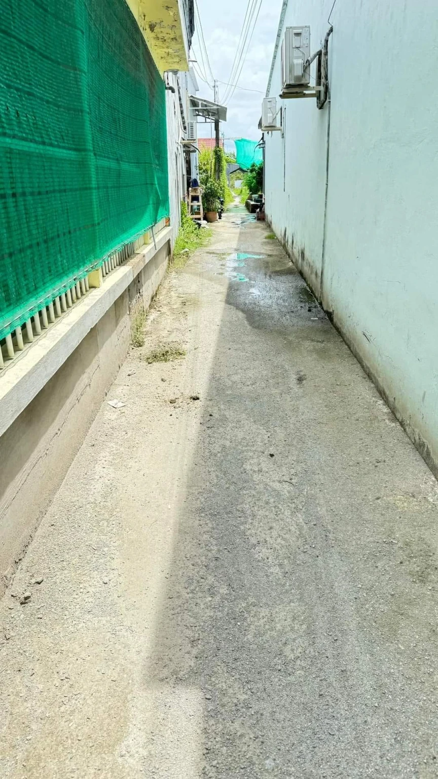 Có sẳn nhà tiền chế trên đất như ảnh phía dưới, đất nền sẳn, lộ hẽm 2m, khu vực dân cư đông đúc, cách đường Nguyễn Tất Thành tầm 1,5km