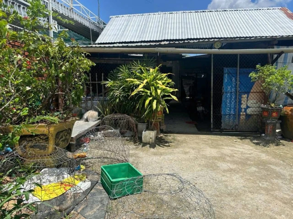 Bán đất 2 mặt tièn, tặng nhà đường Tôn Đức Thắng, Phường 6, TP. Cà Mau  Đ/C: Đường Tôn Đức Thắng, K5, Phường 6, TP. Cà Mau, tỉnh Cà Mau.