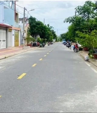 BÁN ĐẤT  Đường thoại ngọc hầu p 5 dt 4 x 25 m 10 sau toà nhà viêttel gân trường đại học binh dương