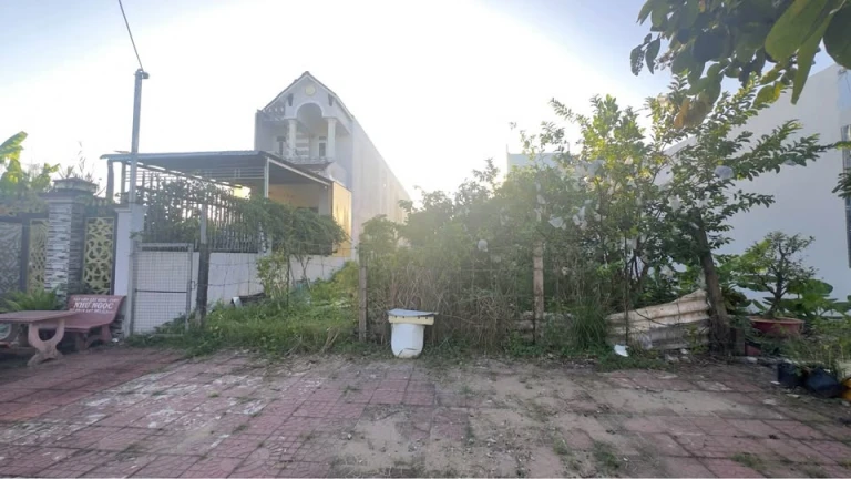 Khu B cũ đường Phan Văn Xoàn dãy Uỷ Ban , Cách uỷ ban 50m