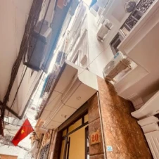 BÁN NHÀ ĐẸP Ở NGAY TRUNG TÂM CẦU GIẤY - TRƯỚC CỬA 3 GÁC ĐUA - SỔ ĐỎ HOA HẬU - 7.5 TỶ