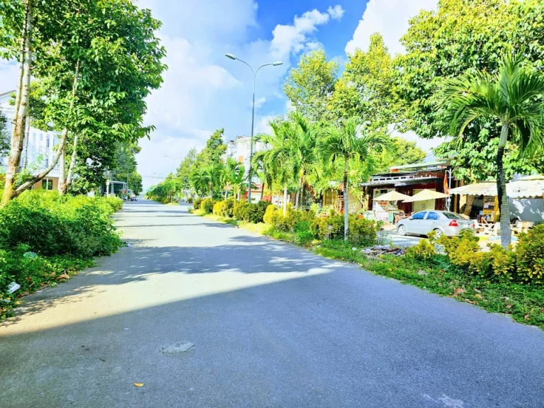 Bá.n nền 100m² đường A2