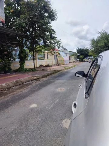 Nhà cấp 4 mặt tiền đường Ngô Quyền cạnh cầu Thống Nhất, thuộc phường 1, Tp Cà Mau.