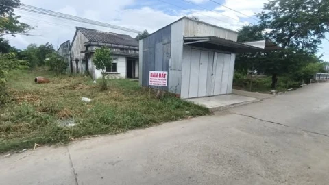 Gắp Nền ngộp ngân hàng đất sau lưng sân vận động Tắc Vân