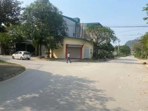 Bán nhà mới xây ngay chợ cóc nguyễn phục