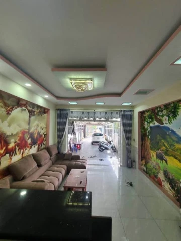 BÁN NHÀ DT KHỦNG, 2 XE HƠI NGỦ TRONG NH