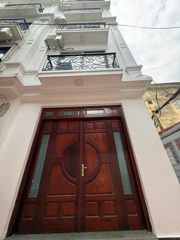 👉 NHÀ 5 TẦNG LÔ GÓC – Ô TÔ ĐỖ SÁT NHÀ – TRUNG TÂM PHƯỜNG THẠCH BÀN – HIẾM 🚨