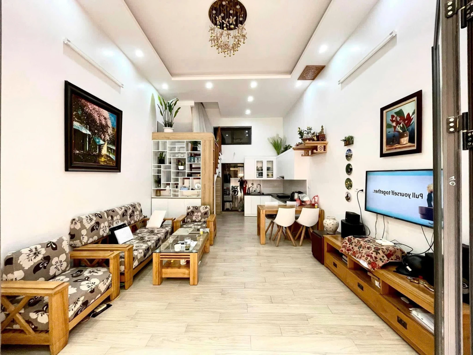 📌 Nhà mới hoàn thiện, thiết kế hiện đại, đầy đủ nội thất sang chảnh, hệ thống điện thông minh. Khu dân cư yên bình, ấm áp tình người, thân thiện, đoàn kết, an ninh cực tốt.