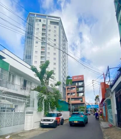 Hẻm trước nhà: 7m, trải nhựa sạch sẽ, thông thoáng – xe ô tô ra vào dễ dàng.