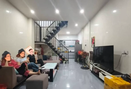 PHỐ ĐỊNH CÔNG - DT 40M - 3 TẦNG -3,8 TỶ GẦN PHỐ, GẦN Ô TÔ -NHÀ ĐẸP SẴN Ở