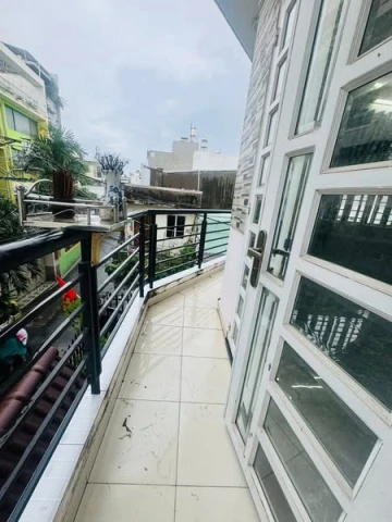 Cần bán gấp Lô đất nằm ngay mặt đường rộng rãi, thông thoáng, khu dân cư đông đúc, an ninh đảm bảo. Đường trước nhà trải nhựa, xe ô tô tránh nhau thoải mái.