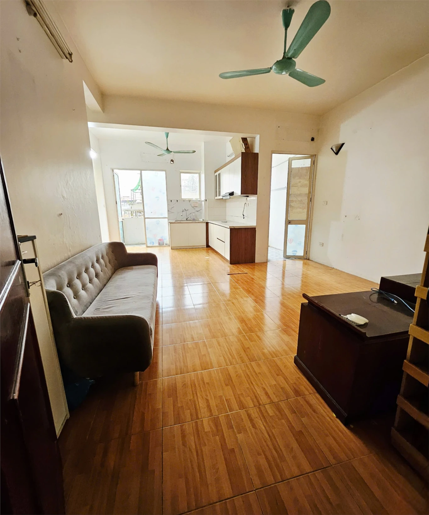 Bán CH Chung cư F4 Trung Kính - DT 83m2 - 2 PN + 2WC + 3Logia - NT cơ bản - Giá 7.2 Tỷ.