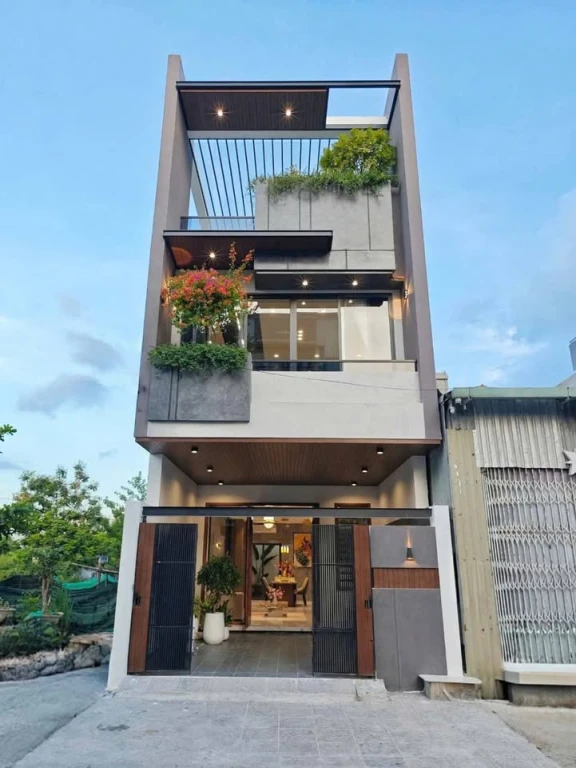 CC Bán Nhà Kết cấu: 3 tầng, 3 phòng ngủ, 4 WC, P.khách sang trọng, bếp tiện nghi, Phòng thờ, sân phơi, sân ô tô....