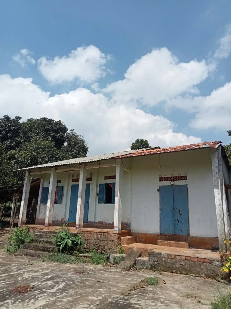 1.9 mẫu 300tc 395m mt đường bê tông có nhà vườn trái cây view suối.