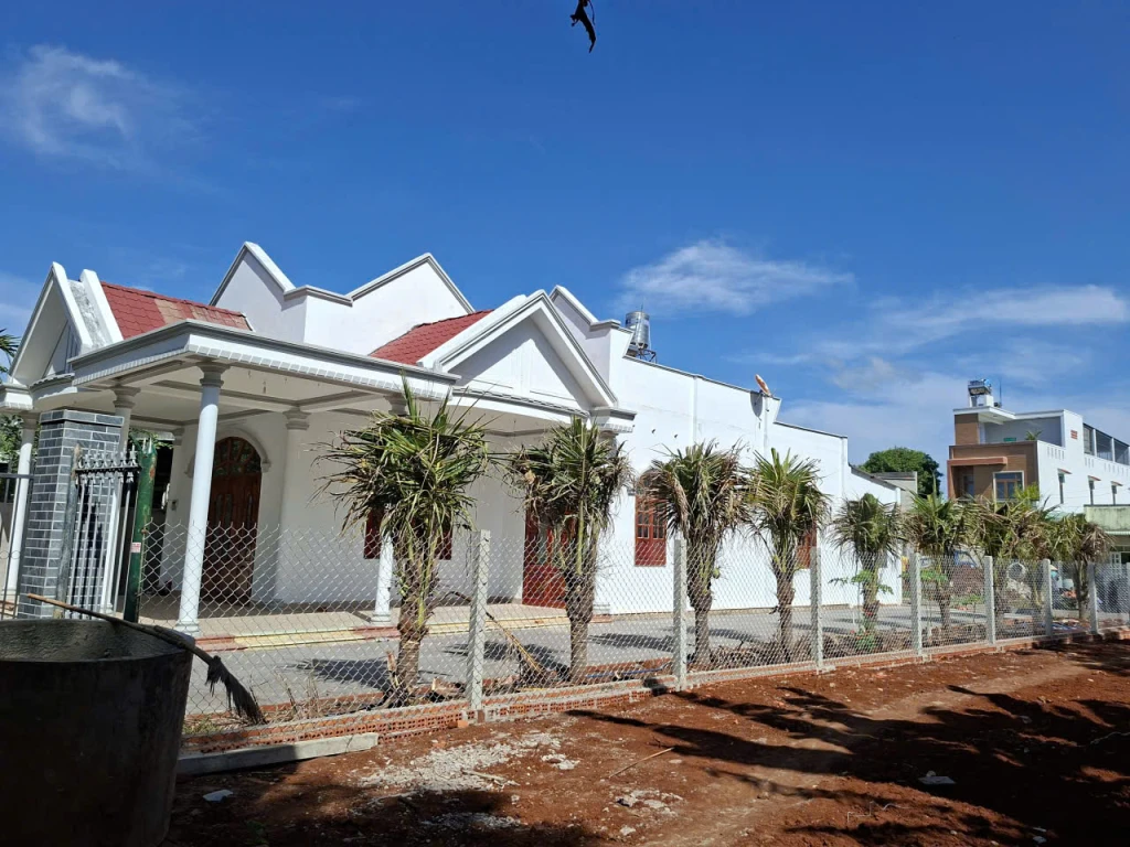 Mình muốn bán căn nhà y hình tại trung tâm hòa long. Dt 450m2. 60 thổ. 15x30.