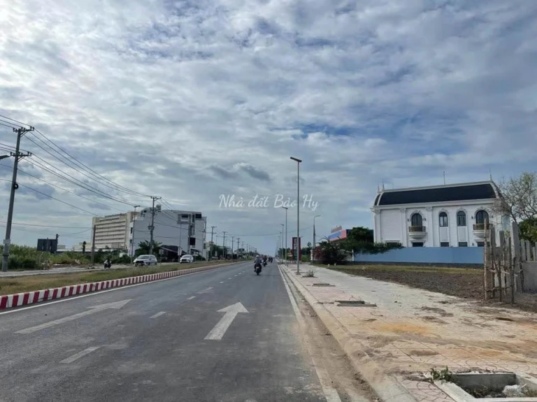 Bán 02 nền liền kề Mặt tiền đường Bê tông 4 mét ô tô 7 chỗ vào đến đất