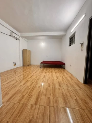 có phòng rộng 30m cho thuê đủ điều hòa, nóng lạnh, giường,tủ, bếp, có thang máy