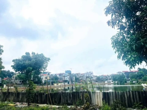🎯 Cần Bán Lô Đất View Hồ. Giá 3tyxx. Trung Tâm TP. Việt Trì.