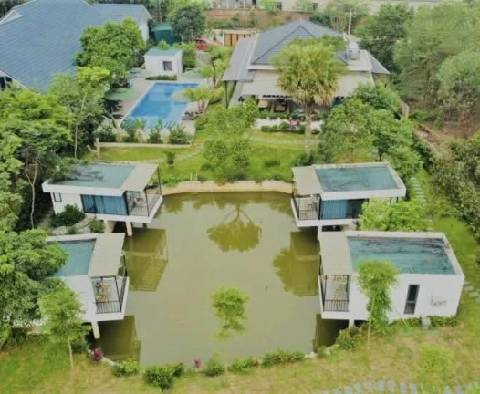 Bán đất tặng nhà   ( gồm 1 căn to và 4 căn nhỏ mặt hồ)