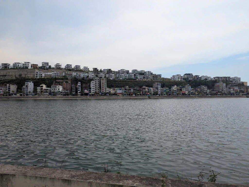 BÁN LÔ ĐẤT ĐẸP XÂY KHÁCH SẠN MẶT ĐƯỜNG HÙNG THẮNG VIEW HỒ DỰA NÚI VỊ TRÍ ĐẮC ĐỊA