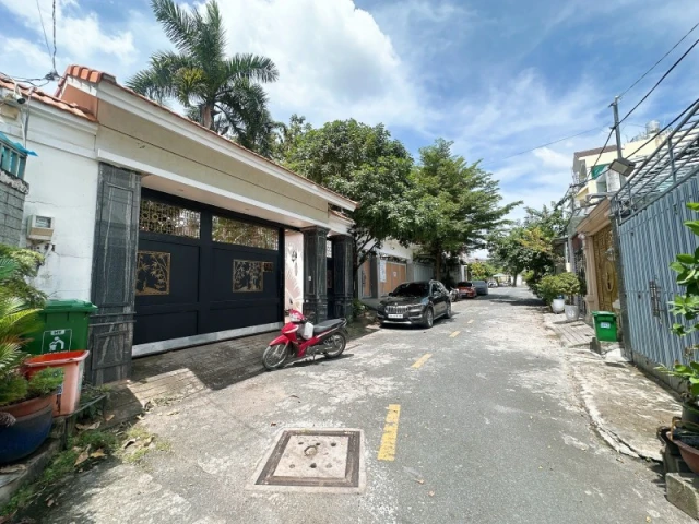 Bán nhà mặt phố Hiệp Phú, Q.9, TP HCM. DT  98m2, một trệt giá 6.9 tỷ, sổ hồng đầy đủ. Liên hệ 0933125879.