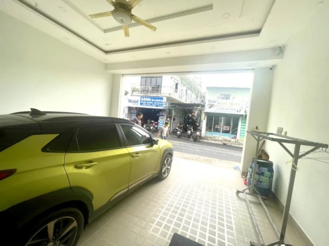 Bán nhà mặt phố đường số 4, Phường Linh Xuân, TP HCM. DT 140m2, 3 tầng, giá  8.85 tỷ.