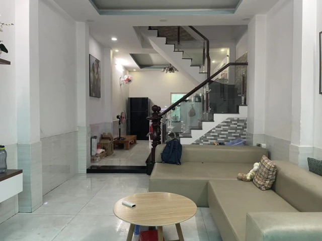 Bán nhà 3 tầng Quốc Lộ 13,, Hiệp Bình Phước, Thủ Đức. DT 60 m2, 4PN, 3WC, giá 7,4 tỷ, sổ hồng đầy đủ.