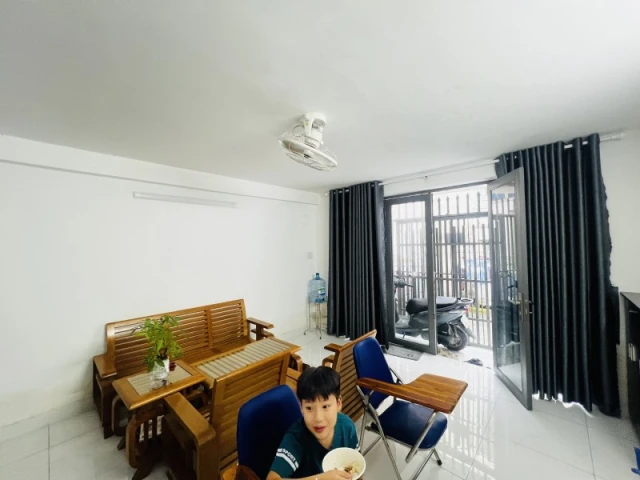 Bán nhà 2 tầng trong ngõ Kha Vạn Cân, Linh Đông, Thủ Đức, TP HCM. DT 47m2, giá 4,6 tỷ, sổ hồng, liên hệ 0933125879.