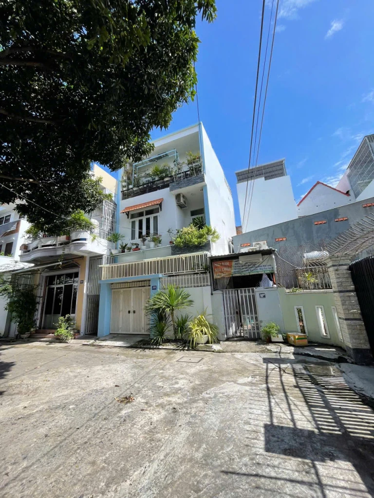 Bán đất tặng nhà gần vòng xoay Hoàng Diệu, cách biển 1km, DT 48m² ngang 5,2m, giá 5,7 tỷ