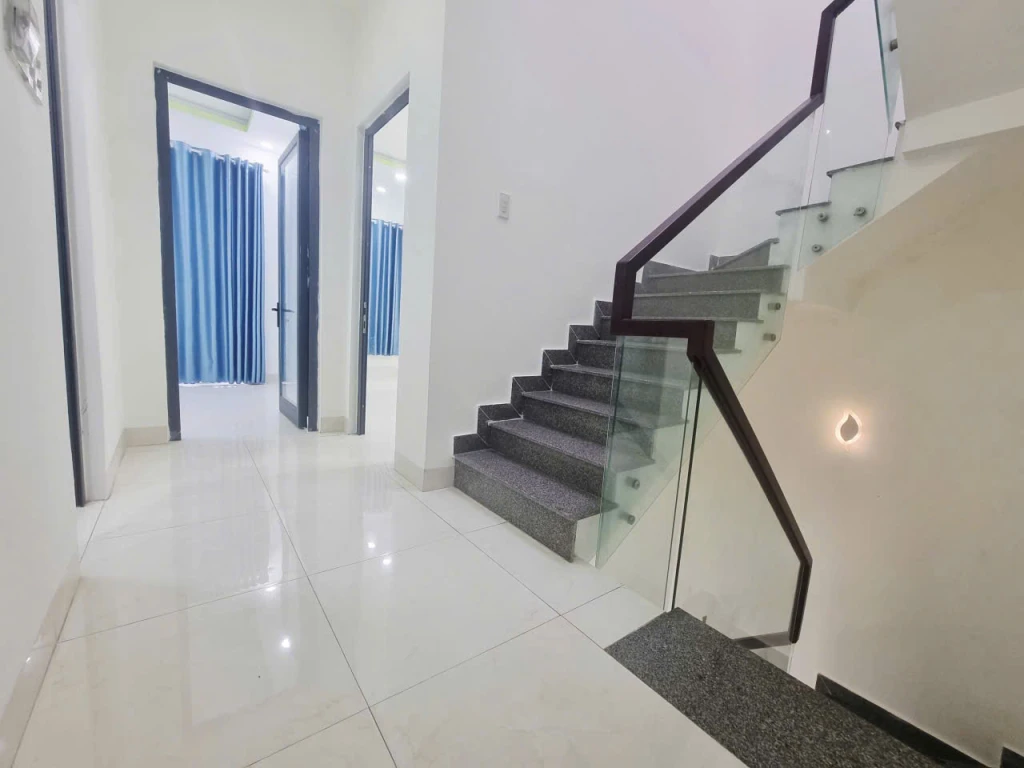 Bán Nhà Lạc Long Quân – 3 Tầng Kiên Cố – 53.7m² – Giá 4.8 Tỷ