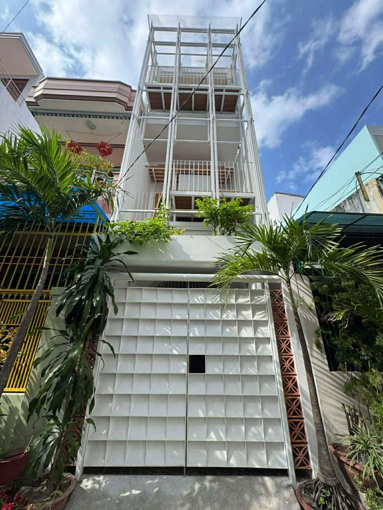 Nhà Mới 3 Tầng Sát Biển 100m – Ô Tô Tận Cửa – Full Nội Thất – 11 Tỷ