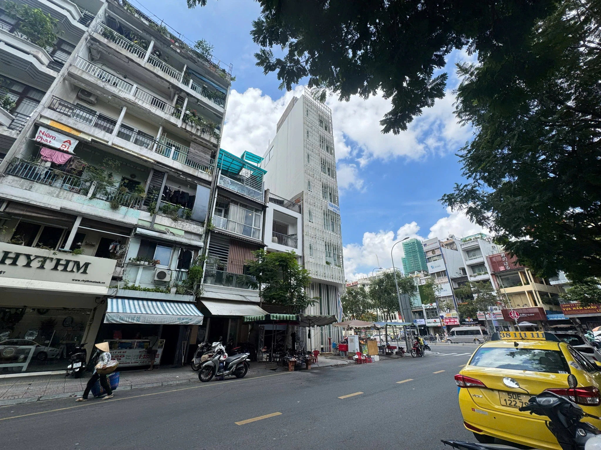 DUY NHẤT NHÀ BÁN - MTKD Đ. LÊ THỊ HỒNG GẤM, QUẬN 1 - CHÍNH CHỦ 1 ĐỜI CHƯA QUA ĐẦU TƯ * Liên hệ GIANG GIANG: 093.86.76.685