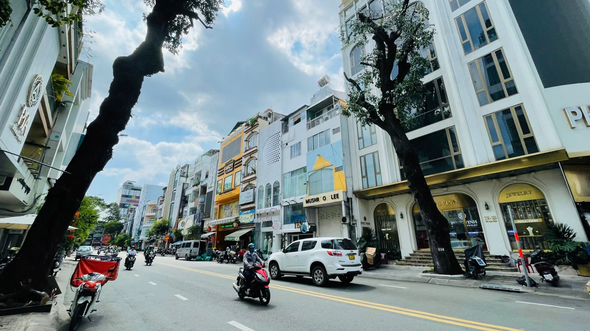 Bán căn góc 2 mặt tiền Võ Văn Tần Quận 3 – thuê 170 triệu/tháng