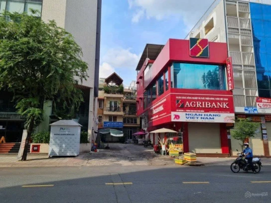 Nhà góc 2 mặt tiền Tôn Thất Tùng Bến Thành Q1 – 85m² đất, dòng tiền 135 triệu/tháng