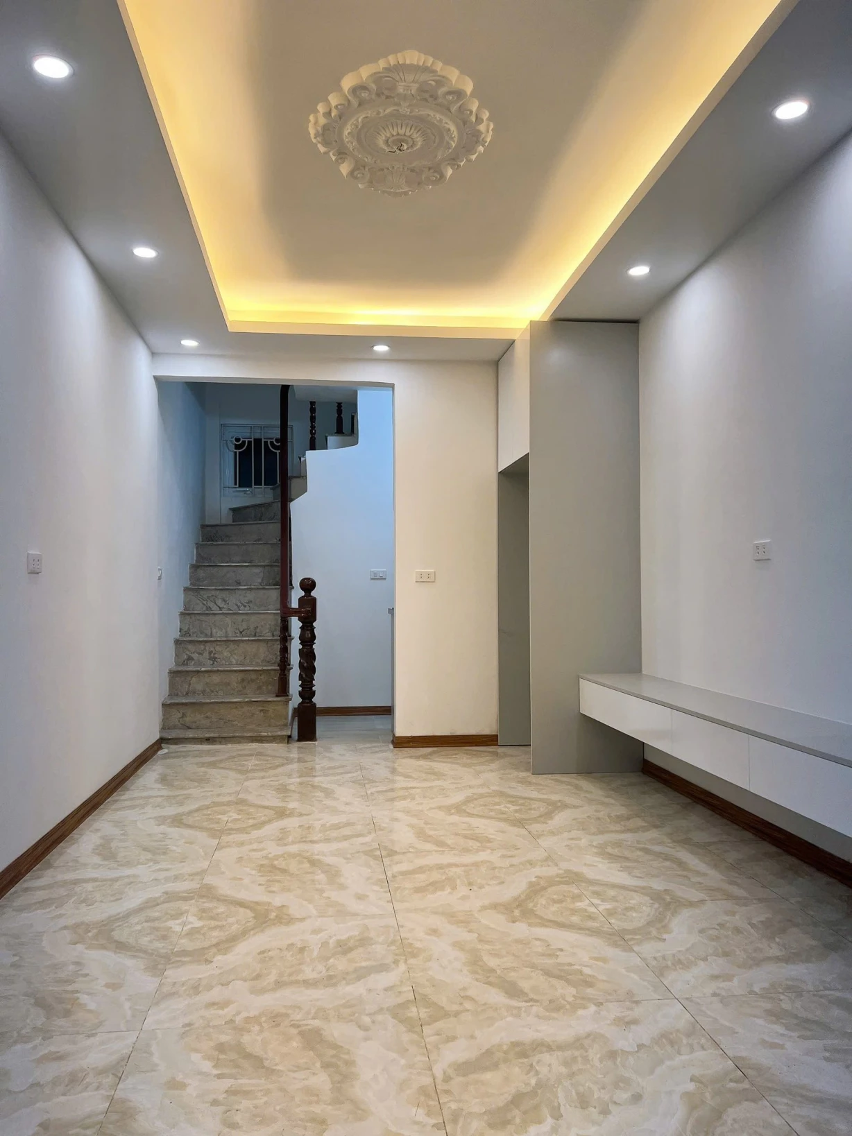 Văn Chương Đống Đa- Chính Chủ Ngõ Thẳng Tắp - Full Nội Thất - Gần Trường , Chợ , Uỷ Ban DT 23m, 4 tầng, mt3m, giá 5.xxx Tỷ Đống Đa