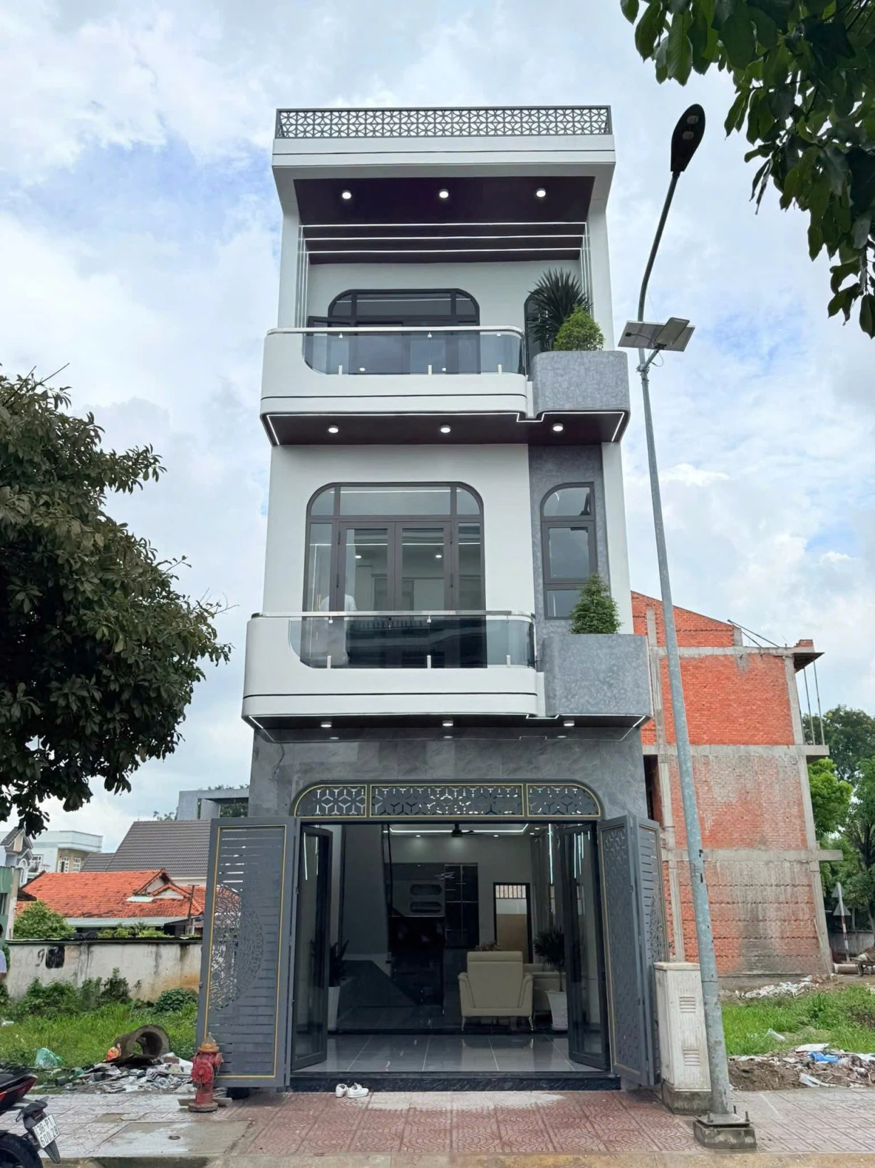 Bán nhà phố 1 trệt 2 lầu mới xây, Ngay trung tâm thủ dầu một bình dương