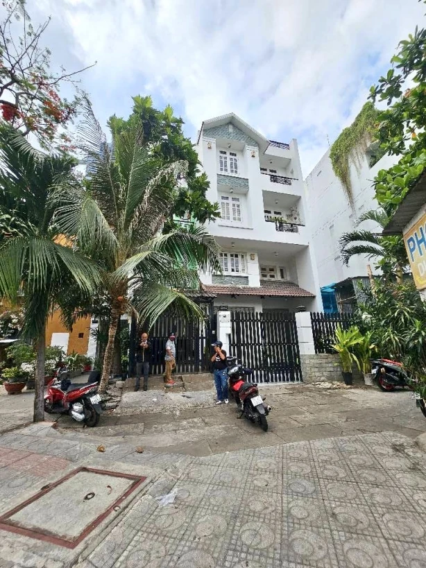 BÁN NHÀ Đ.TÔN THẤT THUYẾT- 2 MẶT TIỀN- XE HƠI NGỦ TRONG NHÀ- LƯU THÔNG KHÁNH HỘI- HOÀNG DIỆU- BẾN VÂN ĐỒN.