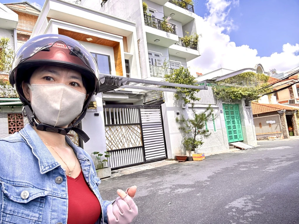 BÁN BIỆT THỰ XE HƠI NGỦ TRONG NHÀ- NHÀ 2MT-Đ.TRẦN XUÂN SOẠN- THÔNG RA HUỲNH TẤN PHÁT-QUA Q1, Q4 CHƯA ĐẾN 5 PHÚT.