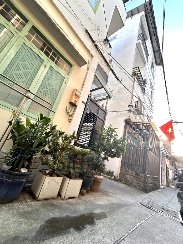 BÁN NHÀ NGANG LỚN 5.9M- CÁCH VÀI BƯỚC CHÂN RA MT XÓM CHIẾU- LƯU THÔNG TÔN THẤT THUYẾT- NGUYỄN TẤT THÀNH.